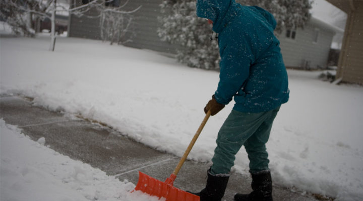 The Best Snow Shovel Buyers Guide and Reviews – 2020