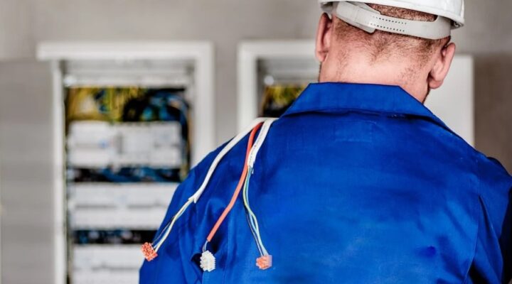5 Reasons you Should Hire an Electrician Rather Than Doing It Yourself